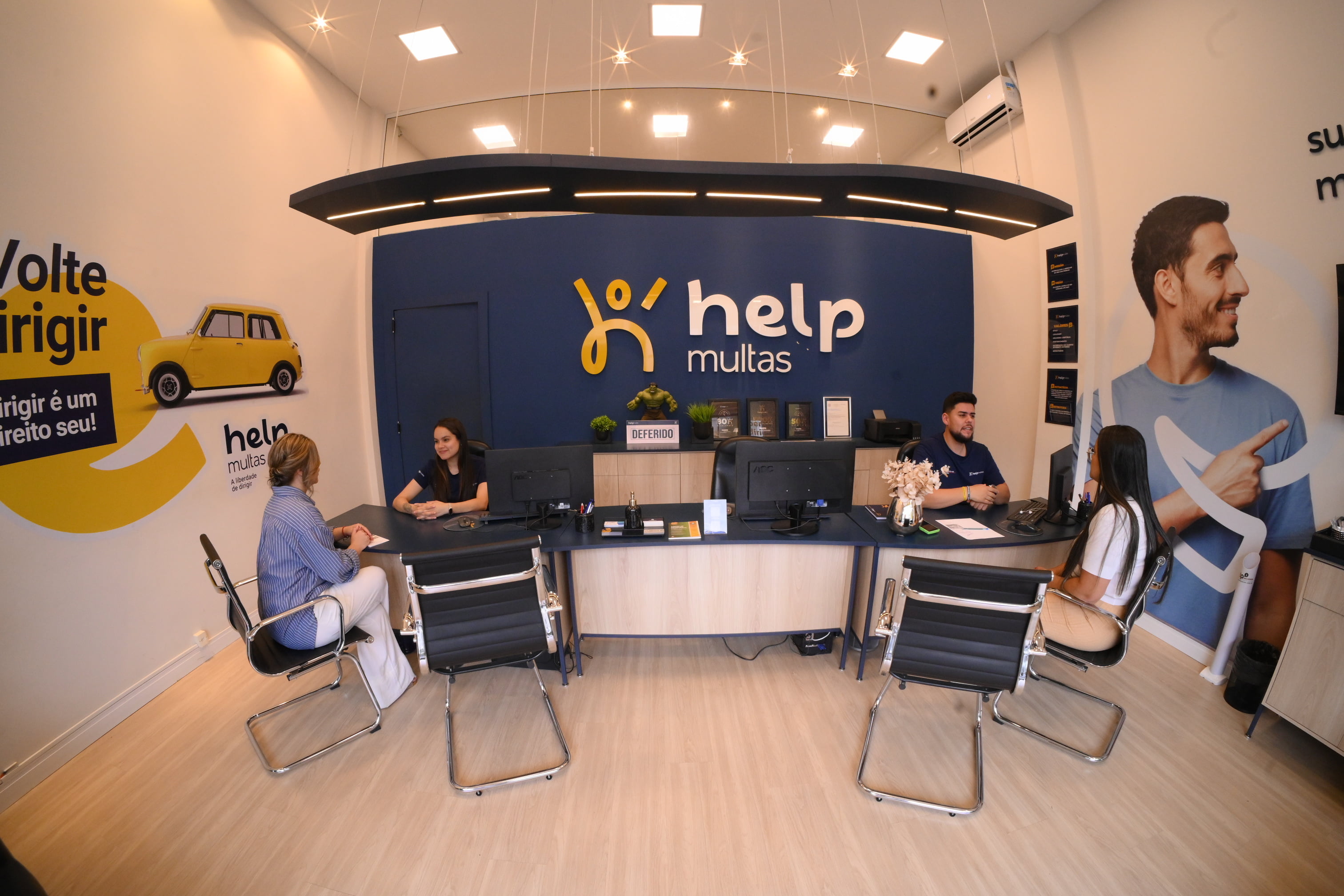 Neto, embaixador Help Multas, representando a confiança na defesa do seu direito de dirigir.